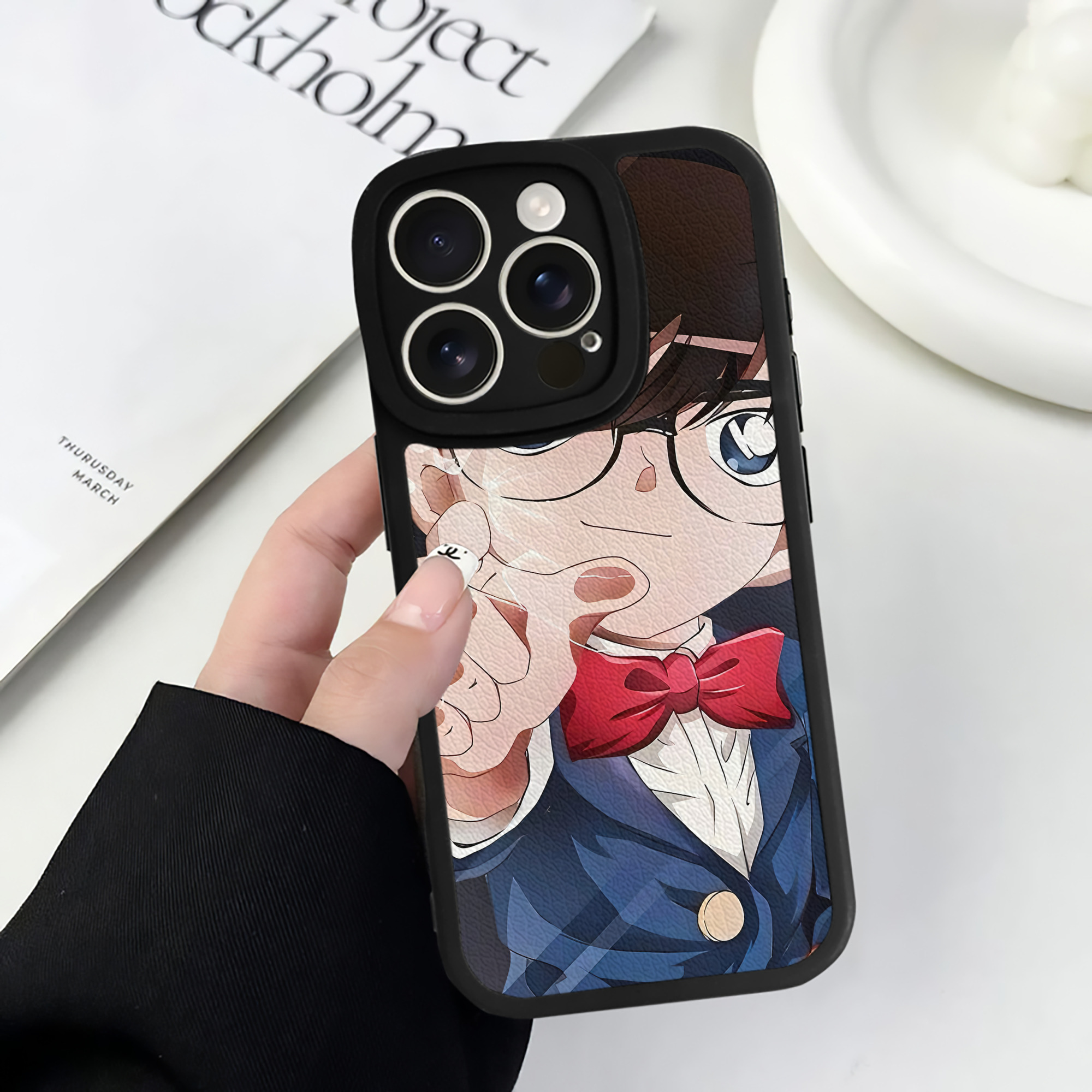 （画像用） 名探偵コナン Detective Conan 【iPhone 16シリーズ対応】シリコンスマホケース（レザー調） 材質：シリコン